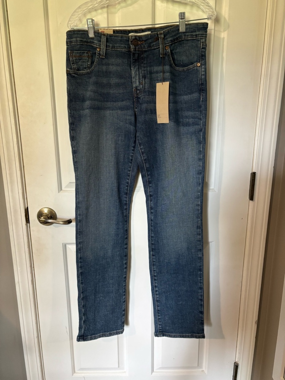 Brand new women’s mid-rise skinny Levi’s jeans. Size 10. Perfect blue wash!
